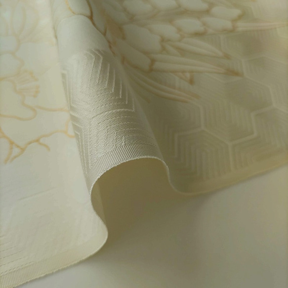 【正絹　洗い済】白地に華麗な洋花を描いた振袖はぎれC　約36×103ｃｍ　古布　和布 10枚目の画像