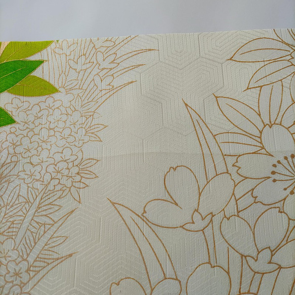 【正絹　洗い済】白地に華麗な洋花を描いた振袖はぎれE　約36×53ｃｍ　古布　和布 4枚目の画像