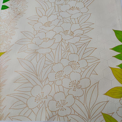 【正絹　洗い済】白地に華麗な洋花を描いた振袖はぎれE　約36×53ｃｍ　古布　和布 3枚目の画像