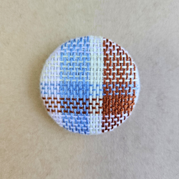 チェックの刺繍くるみボタン  (選べるブロ―チorヘアゴム) 1枚目の画像