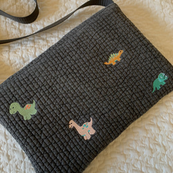 ライヴリーダイナソー　ダークグレー　お便りショルダーバッグ　H18×W30入園入学　恐竜　刺繍　ヌビ　連絡袋　通園バッグ 5枚目の画像