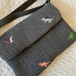 ライヴリーダイナソー　ダークグレー　お便りショルダーバッグ　H18×W30入園入学　恐竜　刺繍　ヌビ　連絡袋　通園バッグ 4枚目の画像