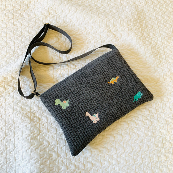 ライヴリーダイナソー　ダークグレー　お便りショルダーバッグ　H18×W30入園入学　恐竜　刺繍　ヌビ　連絡袋　通園バッグ 2枚目の画像