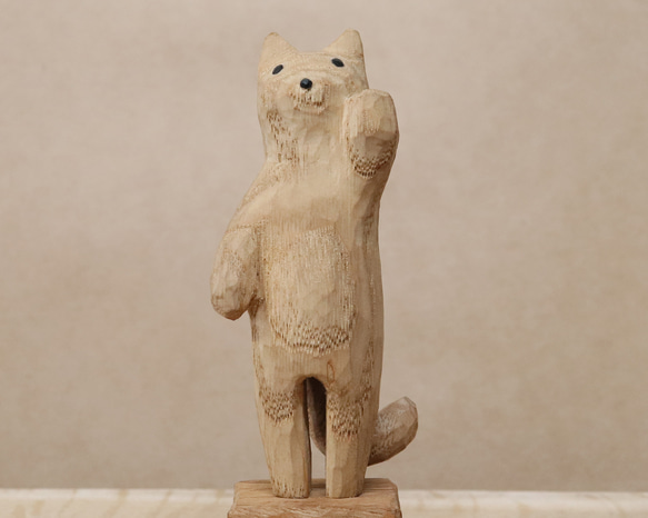 木彫り 招き猫（左手）ネコの置物（木材：栗/水楢）（No.N0009） 1枚目の画像