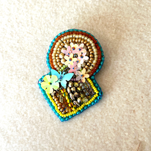 ☆ハンドメイド ビーズ刺繍ブローチ フラワー&ハート☆ - メルカリ