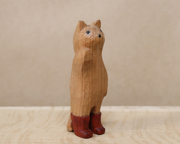 木彫り 招き猫（右手）ネコの置物 赤い長靴を履いた猫（木材：山桜/パドウク）（No.N0007） 9枚目の画像