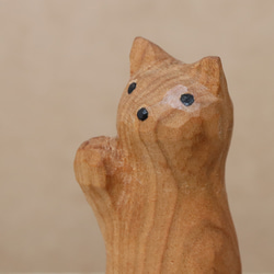 木彫り 招き猫（右手）ネコの置物 赤い長靴を履いた猫（木材：山桜/パドウク）（No.N0007） 10枚目の画像