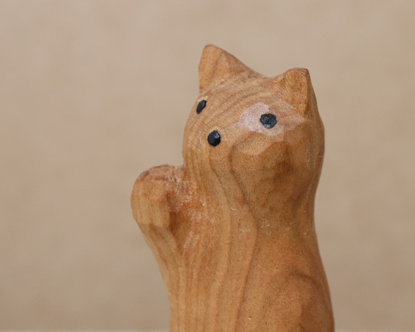 木彫り 招き猫（右手）ネコの置物 赤い長靴を履いた猫（木材：山桜/パドウク）（No.N0007） 10枚目の画像