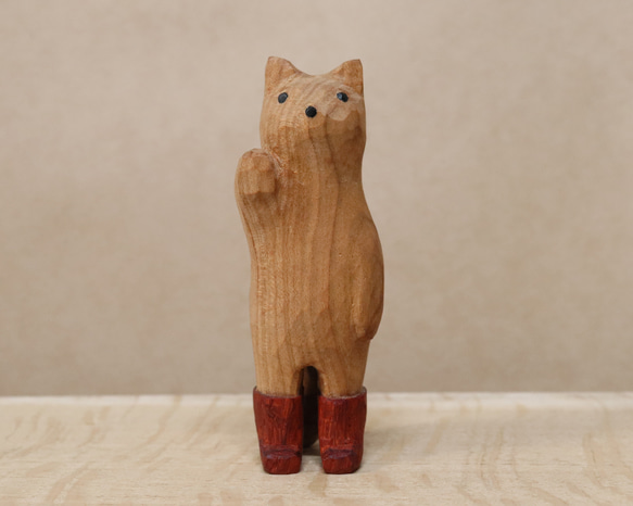 木彫り 招き猫（右手）ネコの置物 赤い長靴を履いた猫（木材：山桜/パドウク）（No.N0007） 1枚目の画像