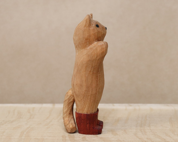木彫り 招き猫（右手）ネコの置物 赤い長靴を履いた猫（木材：山桜/パドウク）（No.N0007） 8枚目の画像