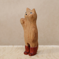 木彫り 招き猫（右手）ネコの置物 赤い長靴を履いた猫（木材：山桜/パドウク）（No.N0007） 3枚目の画像