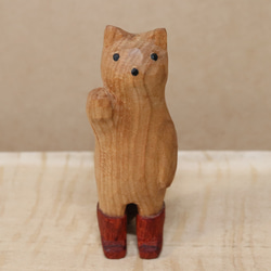 木彫り 招き猫（右手）ネコの置物 赤い長靴を履いた猫（木材：山桜/パドウク）（No.N0007） 2枚目の画像
