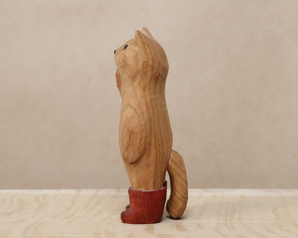 木彫り 招き猫（右手）ネコの置物 赤い長靴を履いた猫（木材：山桜/パドウク）（No.N0007） 4枚目の画像