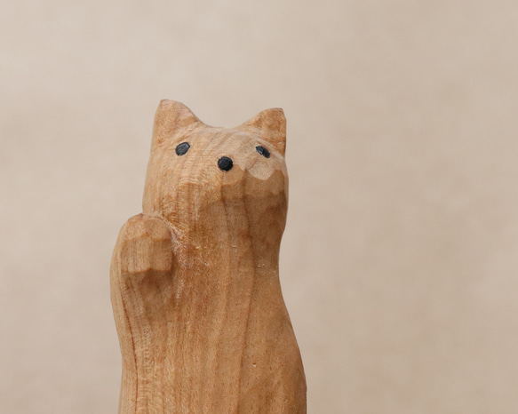 木彫り 招き猫（右手）ネコの置物 赤い長靴を履いた猫（木材：山桜/パドウク）（No.N0007） 15枚目の画像