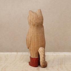 木彫り 招き猫（右手）ネコの置物 赤い長靴を履いた猫（木材：山桜/パドウク）（No.N0007） 5枚目の画像