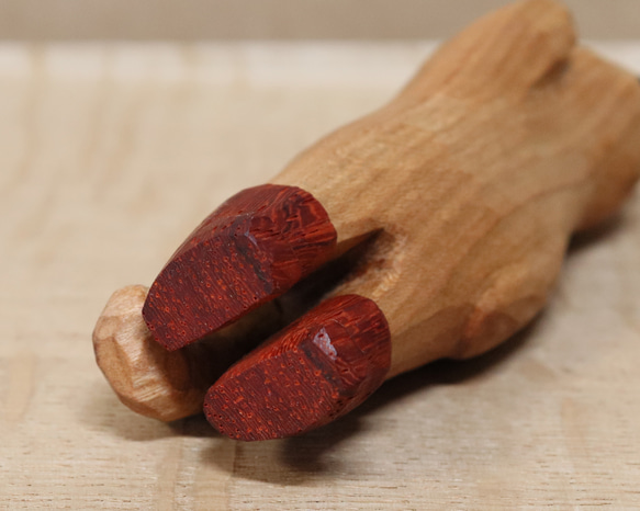 木彫り 招き猫（右手）ネコの置物 赤い長靴を履いた猫（木材：山桜/パドウク）（No.N0007） 13枚目の画像