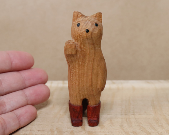 木彫り 招き猫（右手）ネコの置物 赤い長靴を履いた猫（木材：山桜/パドウク）（No.N0007） 14枚目の画像