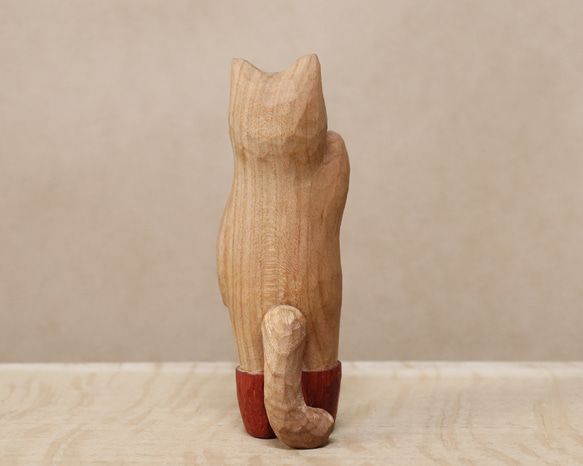 木彫り 招き猫（右手）ネコの置物 赤い長靴を履いた猫（木材：山桜/パドウク）（No.N0007） 6枚目の画像