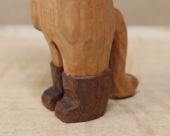 木彫り 招き猫（左手）ネコの置物 黒い長靴を履いた猫（木材：山桜/ウォルナット）（No.N0008） 11枚目の画像