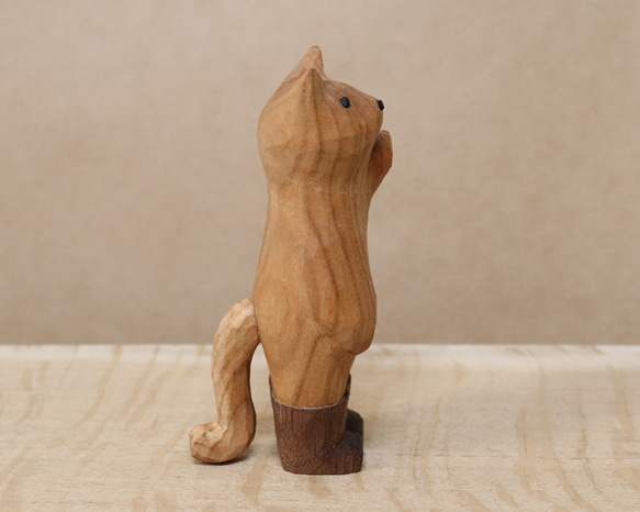 木彫り 招き猫（左手）ネコの置物 黒い長靴を履いた猫（木材：山桜/ウォルナット）（No.N0008） 8枚目の画像