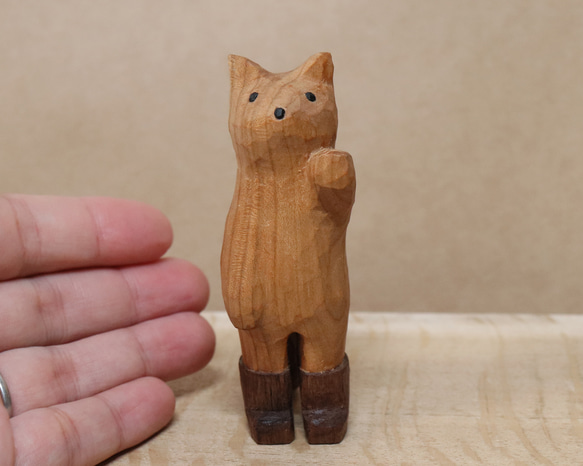 木彫り 招き猫（左手）ネコの置物 黒い長靴を履いた猫（木材：山桜/ウォルナット）（No.N0008） 14枚目の画像