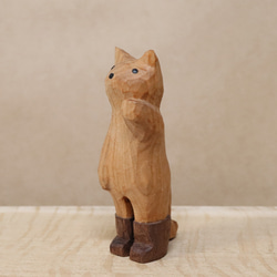 木彫り 招き猫（左手）ネコの置物 黒い長靴を履いた猫（木材：山桜/ウォルナット）（No.N0008） 3枚目の画像