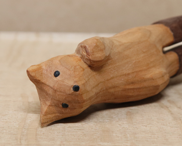 木彫り 招き猫（左手）ネコの置物 黒い長靴を履いた猫（木材：山桜/ウォルナット）（No.N0008） 12枚目の画像