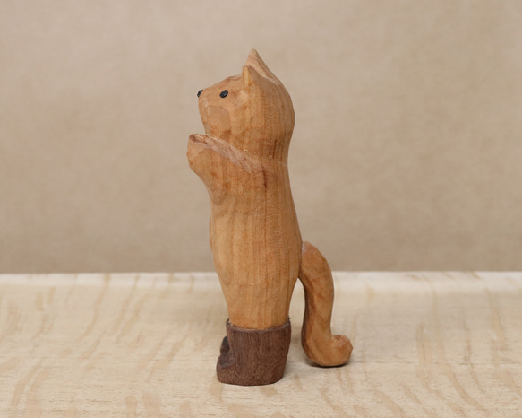 木彫り 招き猫（左手）ネコの置物 黒い長靴を履いた猫（木材：山桜/ウォルナット）（No.N0008） 4枚目の画像
