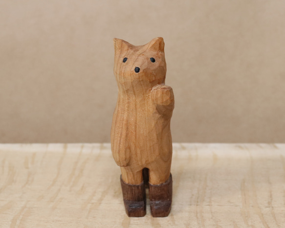 木彫り 招き猫（左手）ネコの置物 黒い長靴を履いた猫（木材：山桜/ウォルナット）（No.N0008） 2枚目の画像