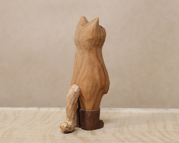 木彫り 招き猫（左手）ネコの置物 黒い長靴を履いた猫（木材：山桜/ウォルナット）（No.N0008） 7枚目の画像
