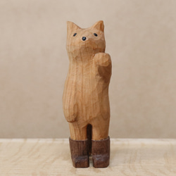 木彫り 招き猫（左手）ネコの置物 黒い長靴を履いた猫（木材：山桜/ウォルナット）（No.N0008） 1枚目の画像