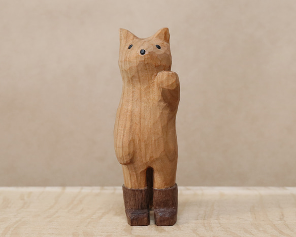 木彫り 招き猫（左手）ネコの置物 黒い長靴を履いた猫（木材：山桜/ウォルナット）（No.N0008） 1枚目の画像