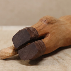 木彫り 招き猫（左手）ネコの置物 黒い長靴を履いた猫（木材：山桜/ウォルナット）（No.N0008） 13枚目の画像