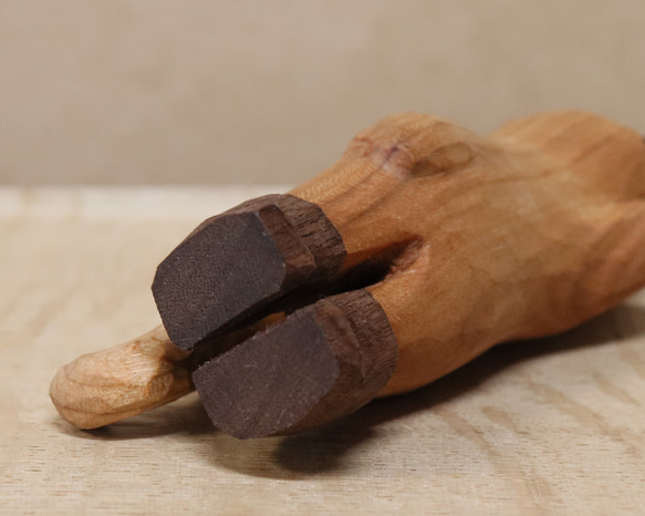 木彫り 招き猫（左手）ネコの置物 黒い長靴を履いた猫（木材：山桜/ウォルナット）（No.N0008） 13枚目の画像