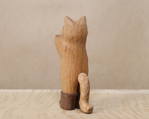 木彫り 招き猫（左手）ネコの置物 黒い長靴を履いた猫（木材：山桜/ウォルナット）（No.N0008） 5枚目の画像