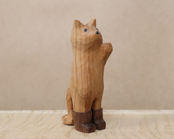 木彫り 招き猫（左手）ネコの置物 黒い長靴を履いた猫（木材：山桜/ウォルナット）（No.N0008） 9枚目の画像