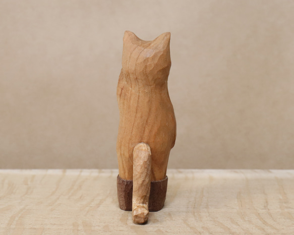 木彫り 招き猫（左手）ネコの置物 黒い長靴を履いた猫（木材：山桜/ウォルナット）（No.N0008） 6枚目の画像