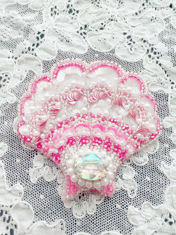 ビンテージ ブローチ 美品 ピンク珊瑚 翡翠 彫刻 チューリップ モチーフ チューリップのブローチ ホワイト | オートクチュールビーズ刺繍