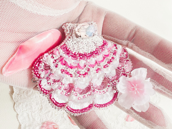 【シェルホワイトピンク】conque de Venusヴィーナスの貝オートクチュール刺繍ブローチ兼ヘアピン 6枚目の画像