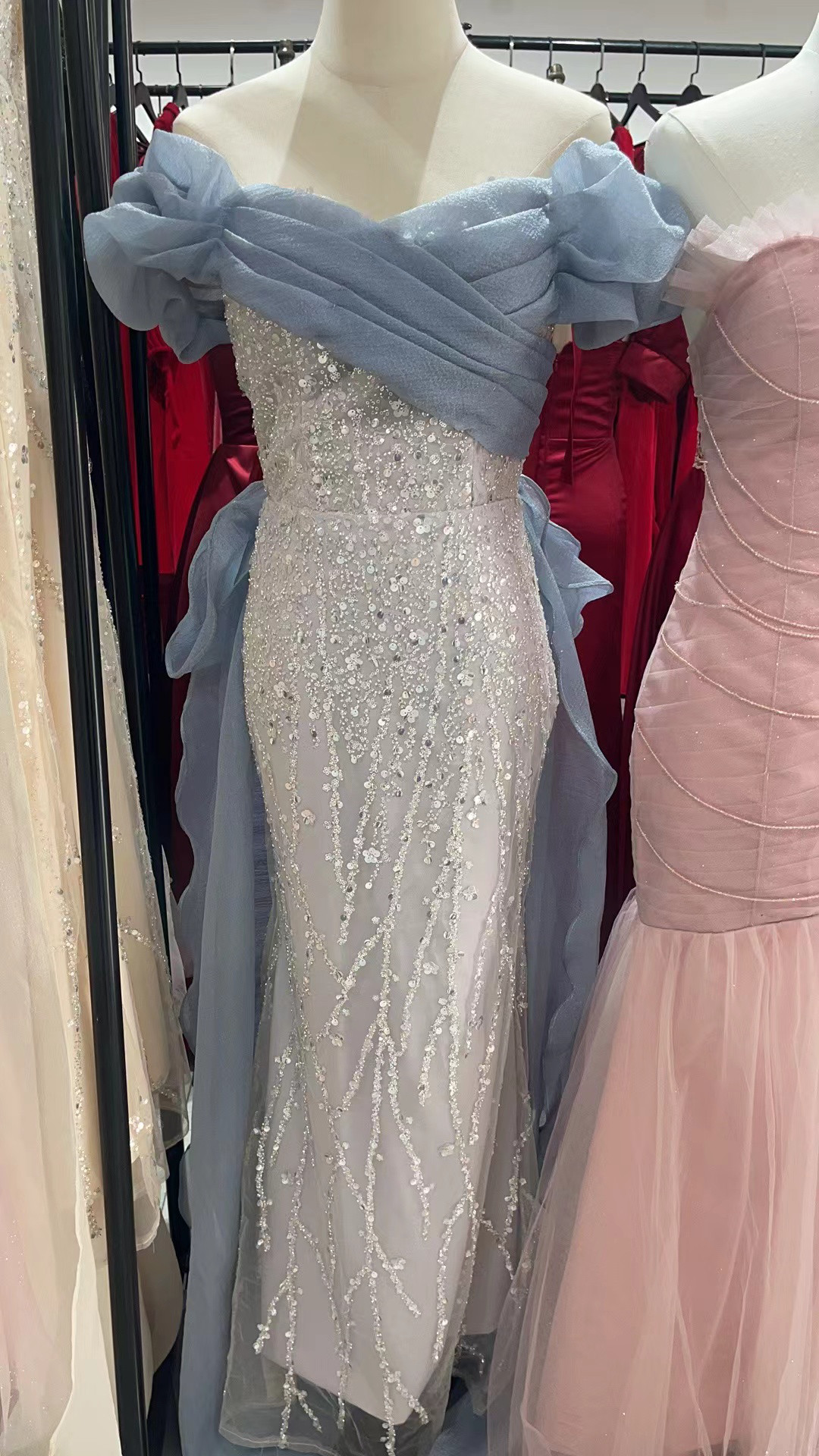 新作！高級感　ブルー　袖あり　エレガント　胸フリル　贅沢な総レース　マーメイドドレス　二次会/披露宴/結婚式にぴったり