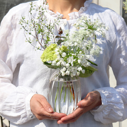 母の日早割2024「フルートの花器 Frill」フリル 薔薇 バラ アジサイ 花瓶 ユーカリ ユキヤナギ 紫陽花 6枚目の画像