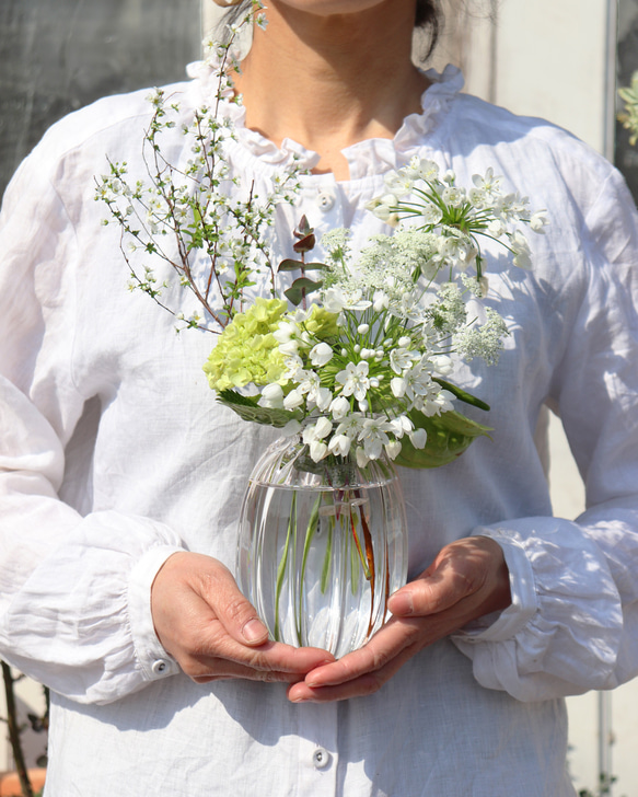 母の日早割2024「フルートの花器 Frill」フリル 薔薇 バラ アジサイ 花瓶 ユーカリ ユキヤナギ 紫陽花 6枚目の画像