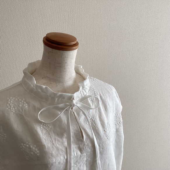 かすみ草刺繍　リネンブラウス　ドロストフリルカラー　オフホワイト（送料無料） 7枚目の画像