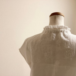 かすみ草刺繍　リネンブラウス　ドロストフリルカラー　オフホワイト（送料無料） 8枚目の画像