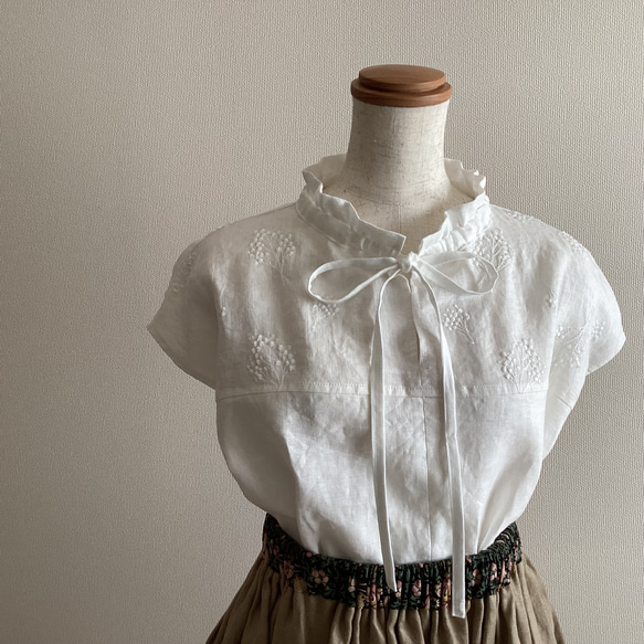 かすみ草刺繍　リネンブラウス　ドロストフリルカラー　オフホワイト（送料無料） 5枚目の画像
