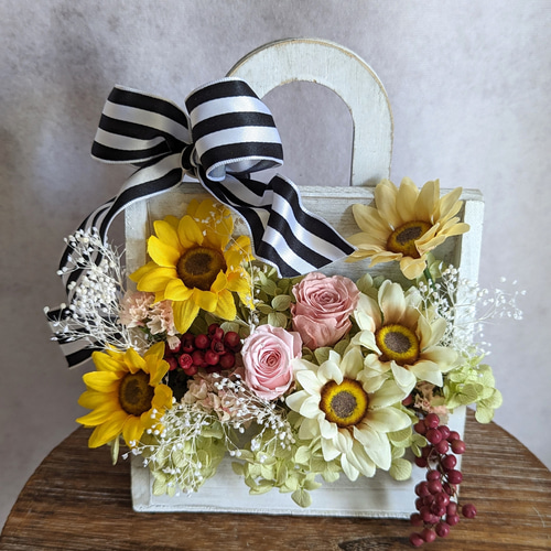 置いても掛けても可愛い！ひまわりと薔薇たちのフラワーアレンジメント