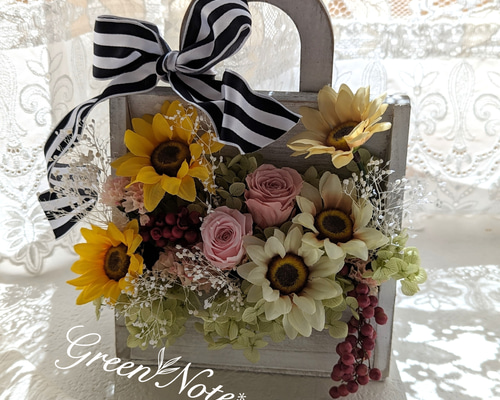 置いても掛けても可愛い！ひまわりと薔薇たちのフラワーアレンジメント