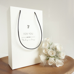 【花柄英字】 手提げ紙袋 シンプル上品 ギフトラッピング ホワイト 白 プレゼント 2枚入り 1枚目の画像