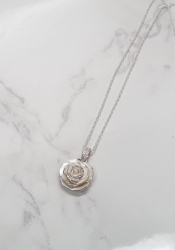 バラ　薔薇　モチーフ　ネックレス　silver925　ロープチェーン　シルバー　上品　プレゼント　かわいい 3枚目の画像