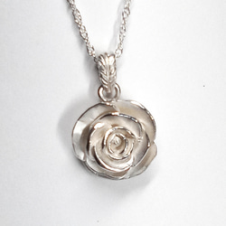 バラ　薔薇　モチーフ　ネックレス　silver925　ロープチェーン　シルバー　上品　プレゼント　かわいい 2枚目の画像